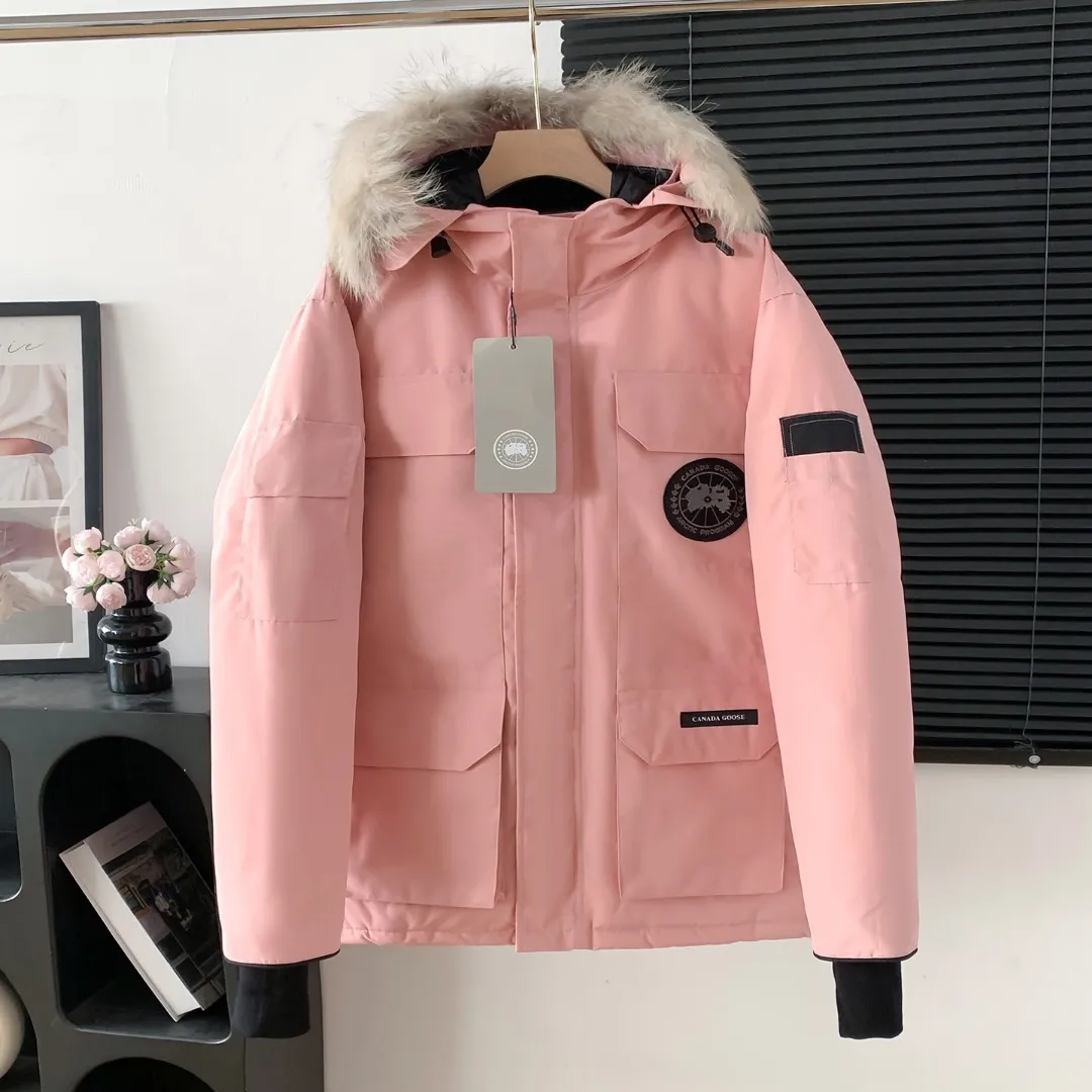 Top version, taken at home. Colleagues please do not pass it off as inferior or stolen pictures! Style number: Y 60-🇨🇦CANADA GOOES 24 styles New Arrival 08 styles/couple styles Factory direct supply: supplying global purchasing agents, micro-businesses, entities, Tmall. Premium stalls and studio cooperation, free Drop Shipping! The 2008 Canada Goose Expedition parka is the same style for men and women. It is mid-length and the most classic style in eternity. The Arctic and Antarctic scientific expedition teams and others choose Canada Goose as their cold-proof equipment. It is the Rolls-Royce of down jackets. ➖ Industry-leading anti-counterfeiting chip sensing. ➖ Imported Behringer embroidery machines and customized embroidery labels, the highest level and industry leading. ➖ Imported Korean 21-count polyester-cotton blended original fabric, TC 85 waterproof coated fabric, water-repellent, windproof and Wear-Resistant. ➖ The new national standard 80 white duck down has an average down filling of grams. The amount of down filling is industry-leading. ➖ 100% nylon lining with double double-layer sealing design to prevent velvet running, and seamless thread design on the cuffs! ➖ Western Canadian Green Wolf Collar. ➖ Yoshida YKK provides original factory-customized electroplated sliders. YKK two-way lockable zippers are tight and smooth and do not peel off paint. ➖ 3M composite Velcro is durable and the accessories and hardware are all custom-made. Note: Our copywriting is only simple and clear. Instead of bragging about the copywriting, it is better to compare and understand with samples. Only for the purest goose, the most dedicated, the most professional, the highest quality, the highest cost performance! Color: White Cream White Azure Red Blue Gray Camouflage Navy Blue Black Gray Black Label Pink SIZE:XS-XXL
